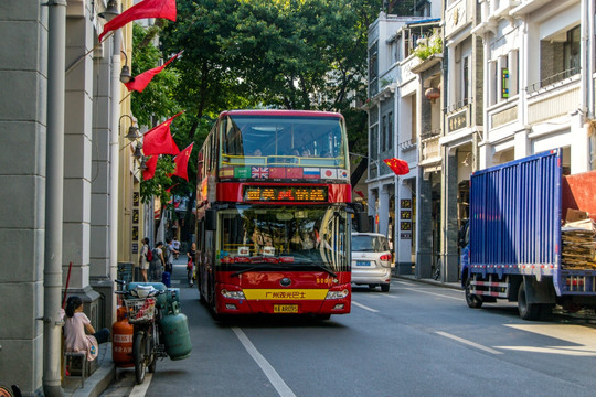 西关旅游车