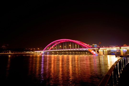 金华双龙大桥夜景紫红色灯光