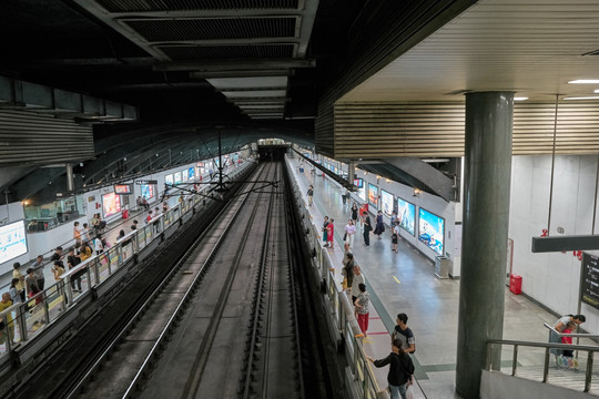 地铁铁轨站台
