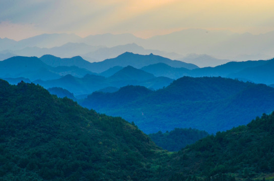 远山剪影