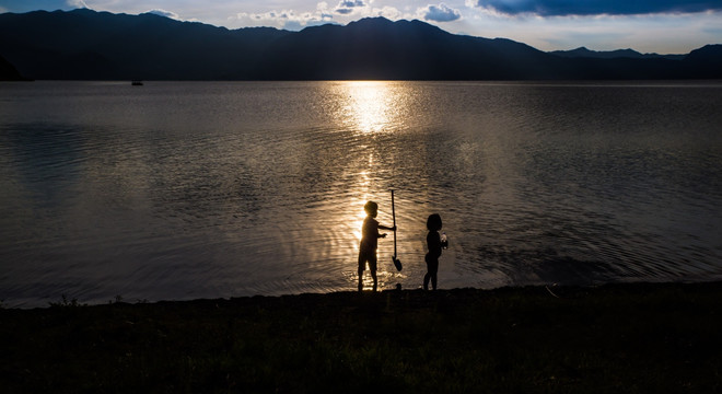 夕阳湖畔儿童