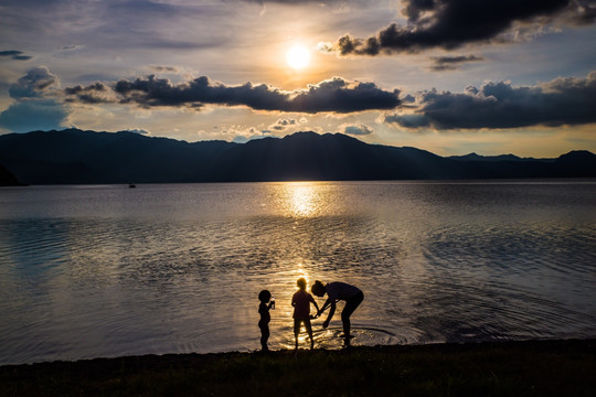 日落湖畔儿童