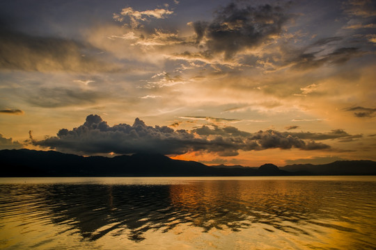 云南抚仙湖夕阳