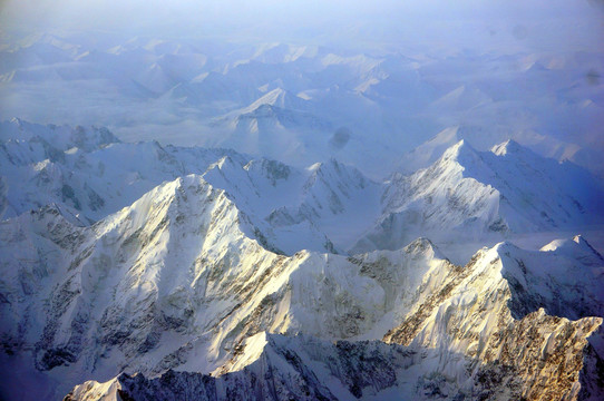 航拍新疆天山雪山