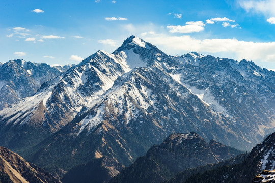 天山山脉卡拉乌成山无名峰