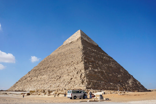 金字塔前的埃及人