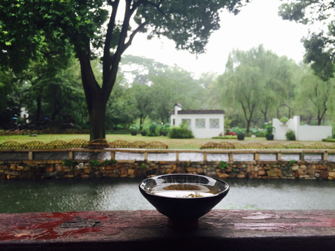 苏州园林雨中品茶