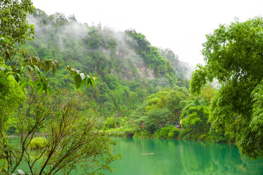 云雾高山森林湖泊