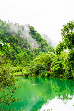 云雾群山森林湖泊