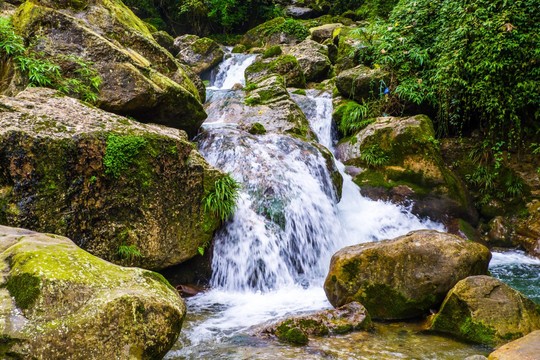 山涧瀑布