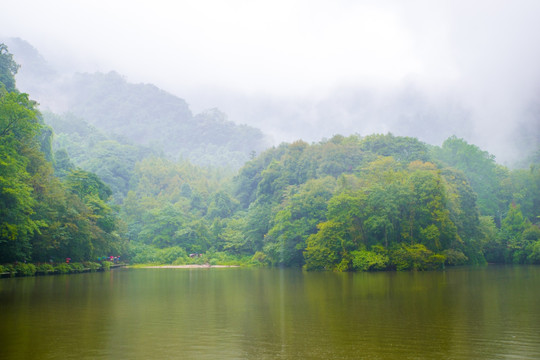 水墨青城山月城湖