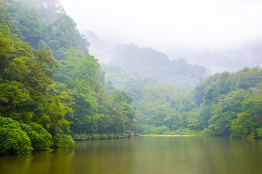 云雾青城山月城湖