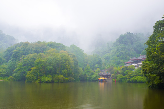 云雾青城山月城湖