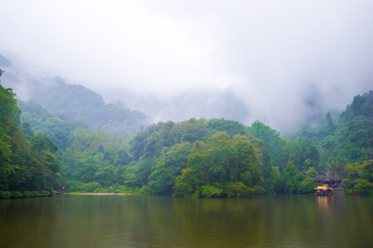 云雾青城山月城湖