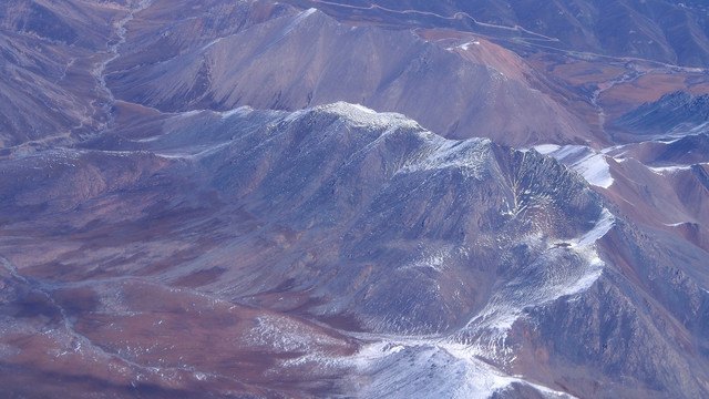 飞机上空俯瞰祁连山巅雪峰风光