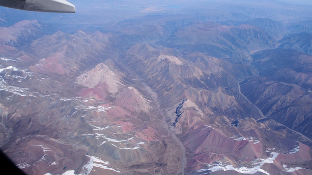 飞机上空俯瞰祁连山巅雪峰风光