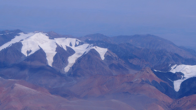 飞机上空俯瞰祁连山巅雪峰风光