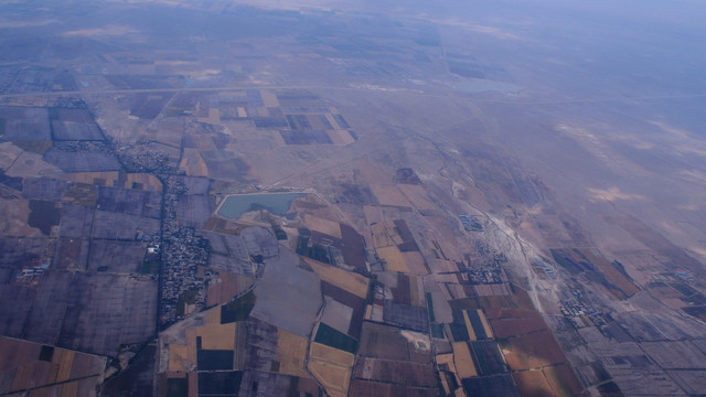 飞机上空俯瞰北疆乌鲁木齐大地
