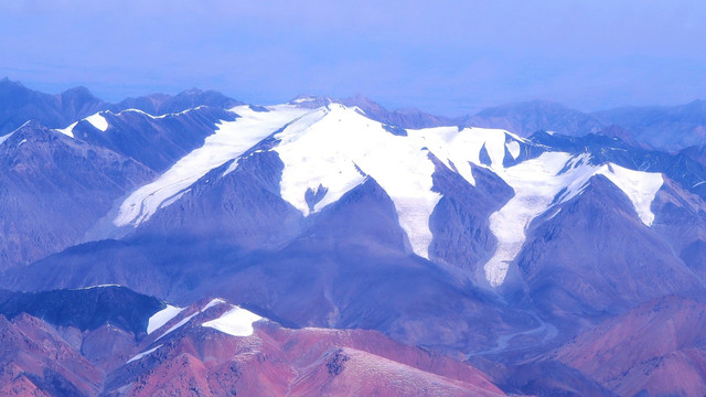 飞机上空俯瞰祁连山脉高山