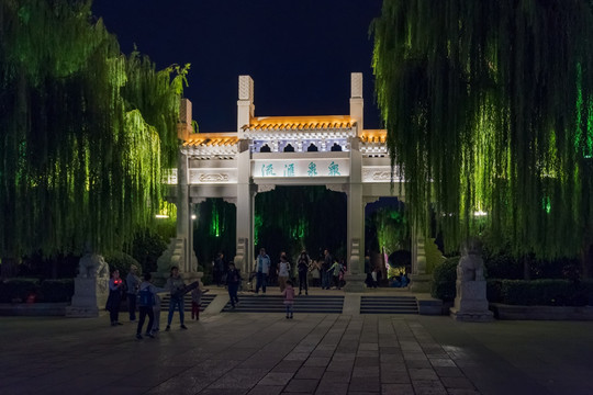 大明湖石牌坊夜景