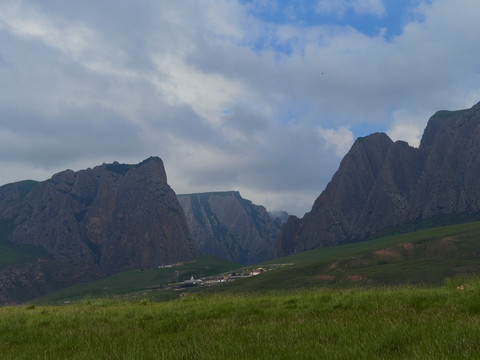 甘加草原白石崖风景区