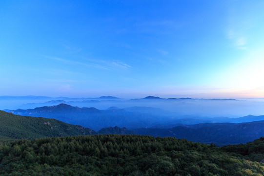 北京门头沟百花山晨景晨雾