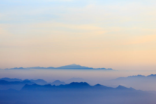 北京百花山远眺群山晨雾