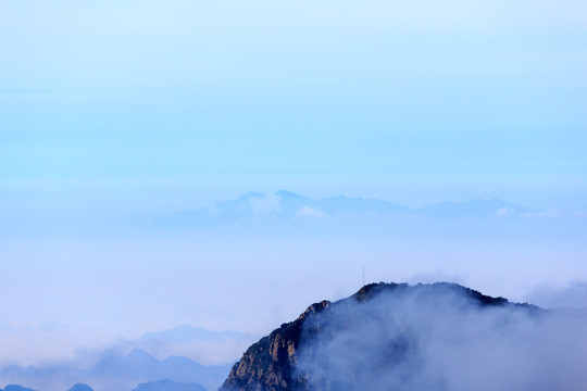 北京百花山远眺群山晨雾