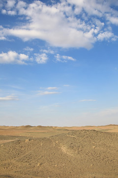 蓝天下的西北大漠无人区