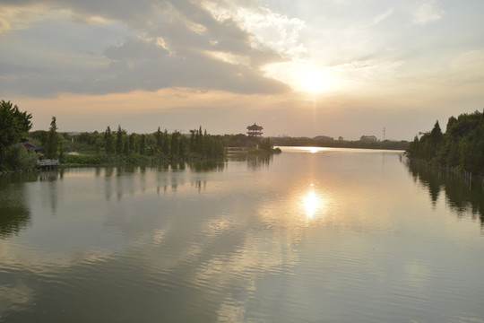 夕陽下的華陽湖