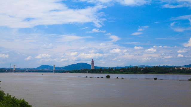 赣州大桥和谐钟塔全景图