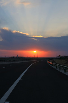 高速公路看夕阳落日