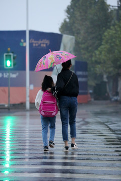 雨中母女背影