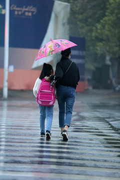 雨中母女背影