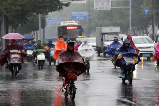 雨中的行人