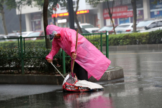 雨中保洁工