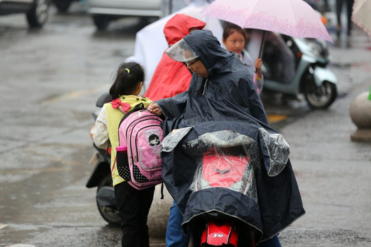 雨中的行人