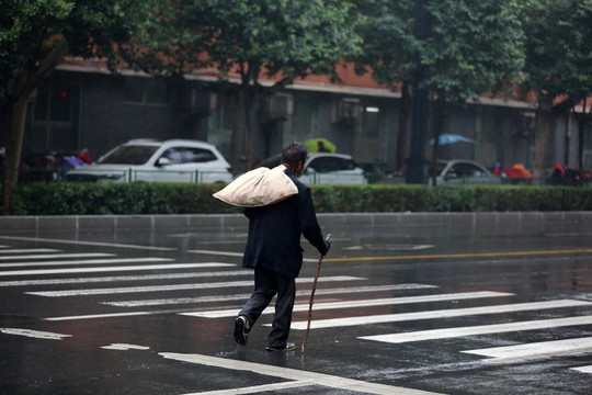 雨中老汉