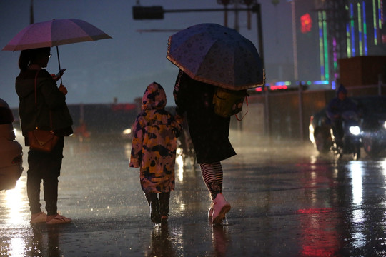 雨中行走的人