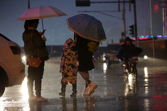 雨中行走的人