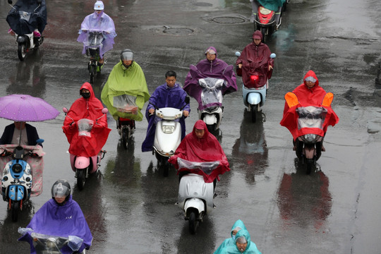 雨中骑行的人