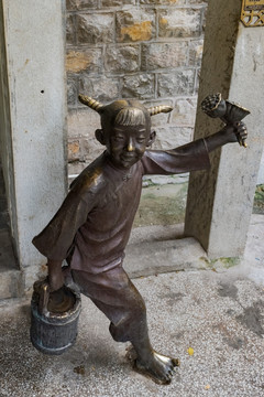 手拿莲蓬的儿童提水铜雕