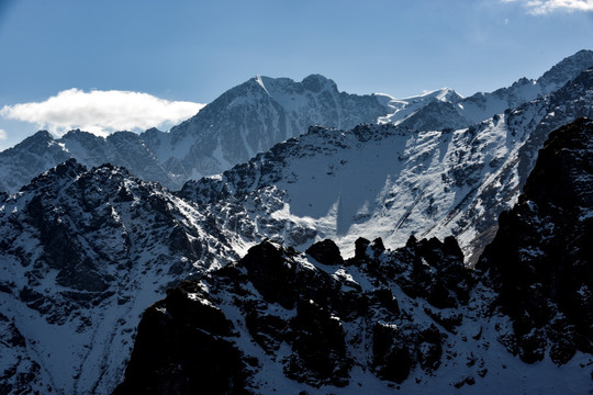 天山雪山