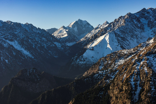 天山雪山