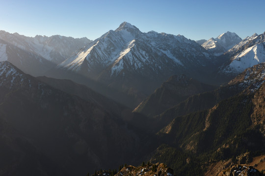 天山雪峰