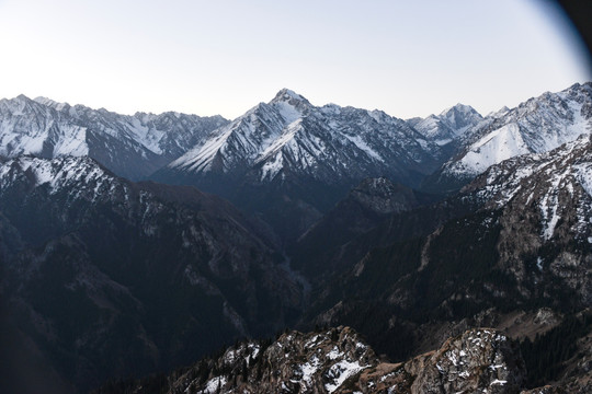 天山雪山