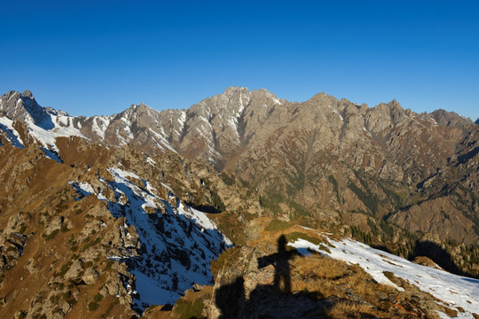 天山雪山