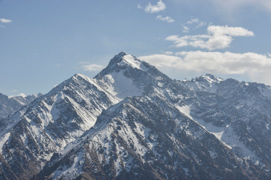 天山雪山