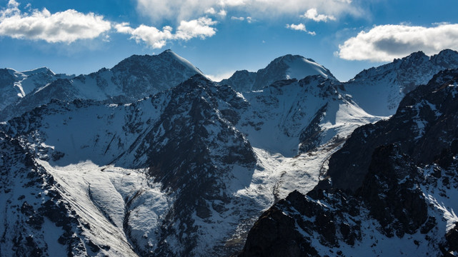 天山雪山