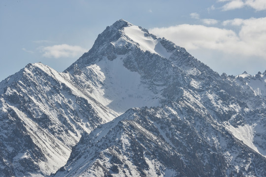 天山雪山